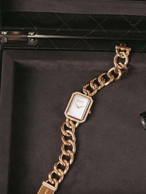 Chanel Premiere Background desk